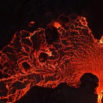 Pourquoi les volcans entrent-ils en éruption ?