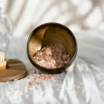 Les traditions étranges autour du sel : un condiment chargé de croyances.