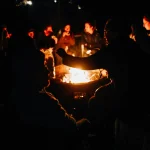 Pourquoi les gens se rassemblent-ils autour des feux de camp ?