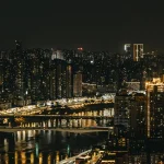 Pourquoi les lumières des villes scintillent-elles la nuit ?